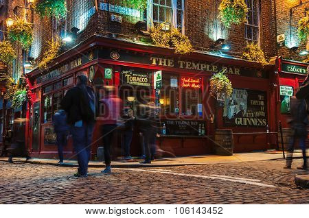 Temple bar quarter in dublin at night