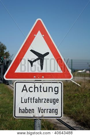 Warnung Schild Vor Flugzeuge Am Blauen Himmel