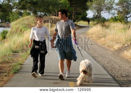 Casal andando com seu cachorro