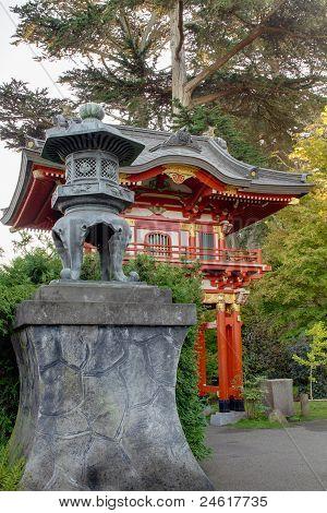 Bronzo lanterna da Pagoda nel giardino giapponese