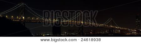 Oakland Bay Bridge Over baia di San Francisco di notte