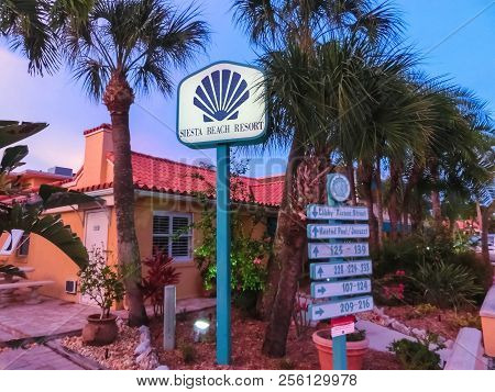 Siesta Key, Usa - May 11, 2018: The Road Welcome Sign With Beach Hotel Or Siesta Beach Resort At Sie