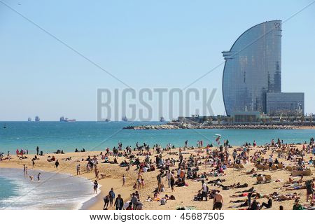 BARCELONA - 3 mei: city beach, 400 meter lang, het een van de 10 beste stedelijke stranden van de wereld. Touri