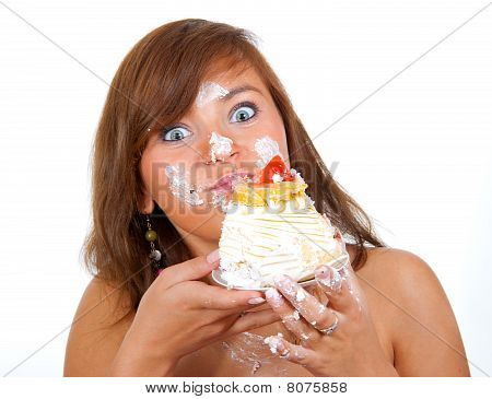 Chica comiendo pastel con sus manos