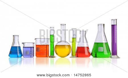 Vetreria di laboratorio con liquidi di colori diversi, isolati su sfondo bianco