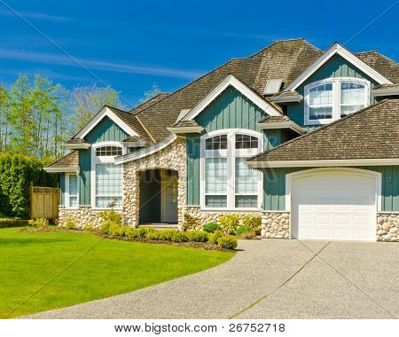 Fragment van een mooi huis met groen vooraan in Vancouver, Canada.