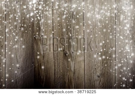 Vieux fond en bois avec des flocons de neige tombant