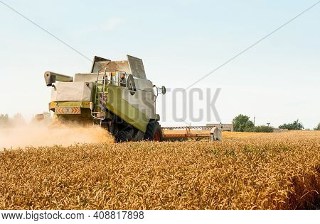 Rotary Straw Walker Cut And Threshes Ripe Wheat Grain. Combine Harvesters With Grain Header, Wide Ch