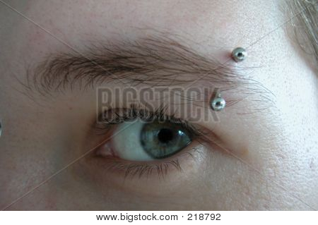 Piercing sopracciglio