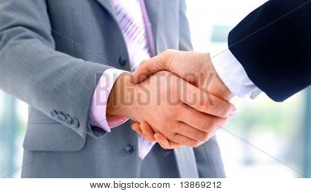 Handshake auf blauem Hintergrund isoliert