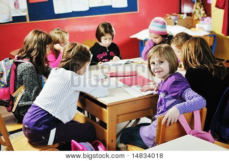 gruppo di bambini felici nella scuola hanno divertimento e il concetto di formazione e lavoro di squadra che rappresenta