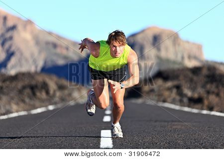 短跑运动员。在美丽的异国情调山景观的高速度公路上运行的男人。运行的男运动员