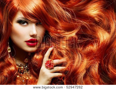 Long rouge cheveux bouclés. Portrait de femme Fashion. Beauté fille modèle luxueux cheveux, Make up et Acce