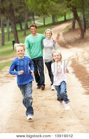 Familien nyder gåtur i parken