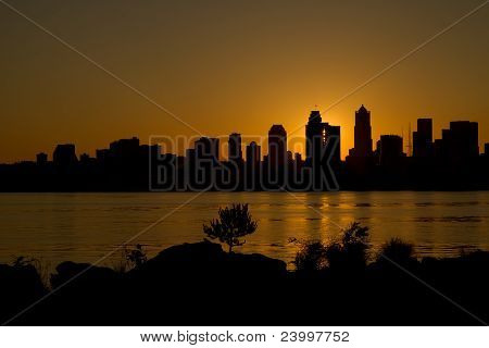 Alba su Skyline di Seattle lungo suono di Puget