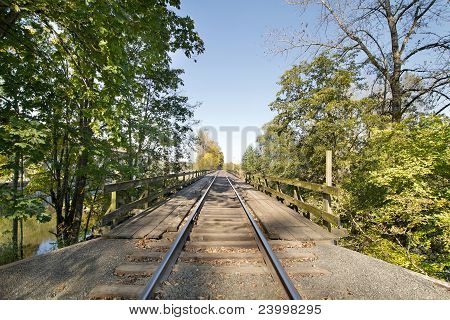 Pista treno sul ponte di legno