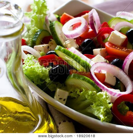 Insalata greca con olio d'oliva