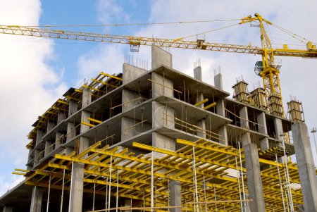 Foto de Grúa cerca de la construcción sobre fondo cielo nublado - Imagen libre de derechos