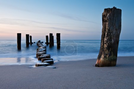 Foto de Antiguo Groyne en la orilla del Mar Báltico
. - Imagen libre de derechos