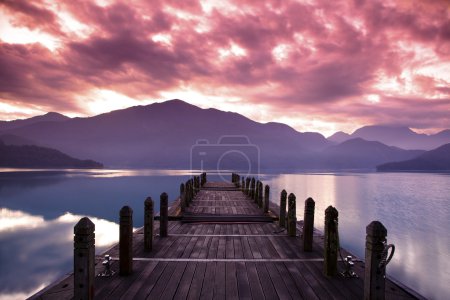 Foto de Hermosa mañana en primavera antes del amanecer y vista al muelle - Imagen libre de derechos