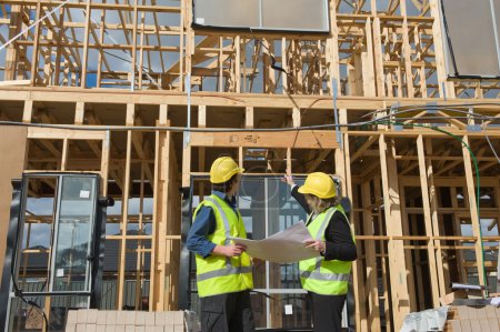 Foto de Ingeniero civil y trabajador discutiendo temas en el sitio de construcción - Imagen libre de derechos