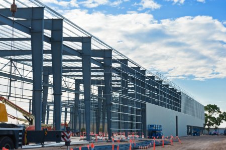 Foto de Construcción industrial contra el cielo azul - Imagen libre de derechos