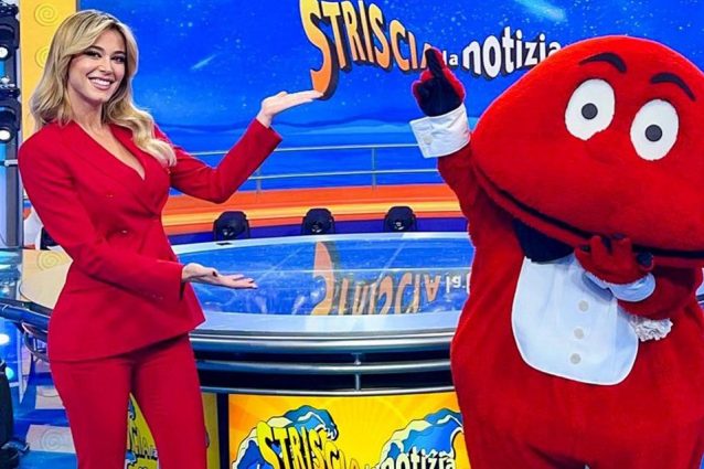 Diletta Leotta debutta a Striscia La Notizia: il tailleur rosso doppiopetto fa già aria di Natale