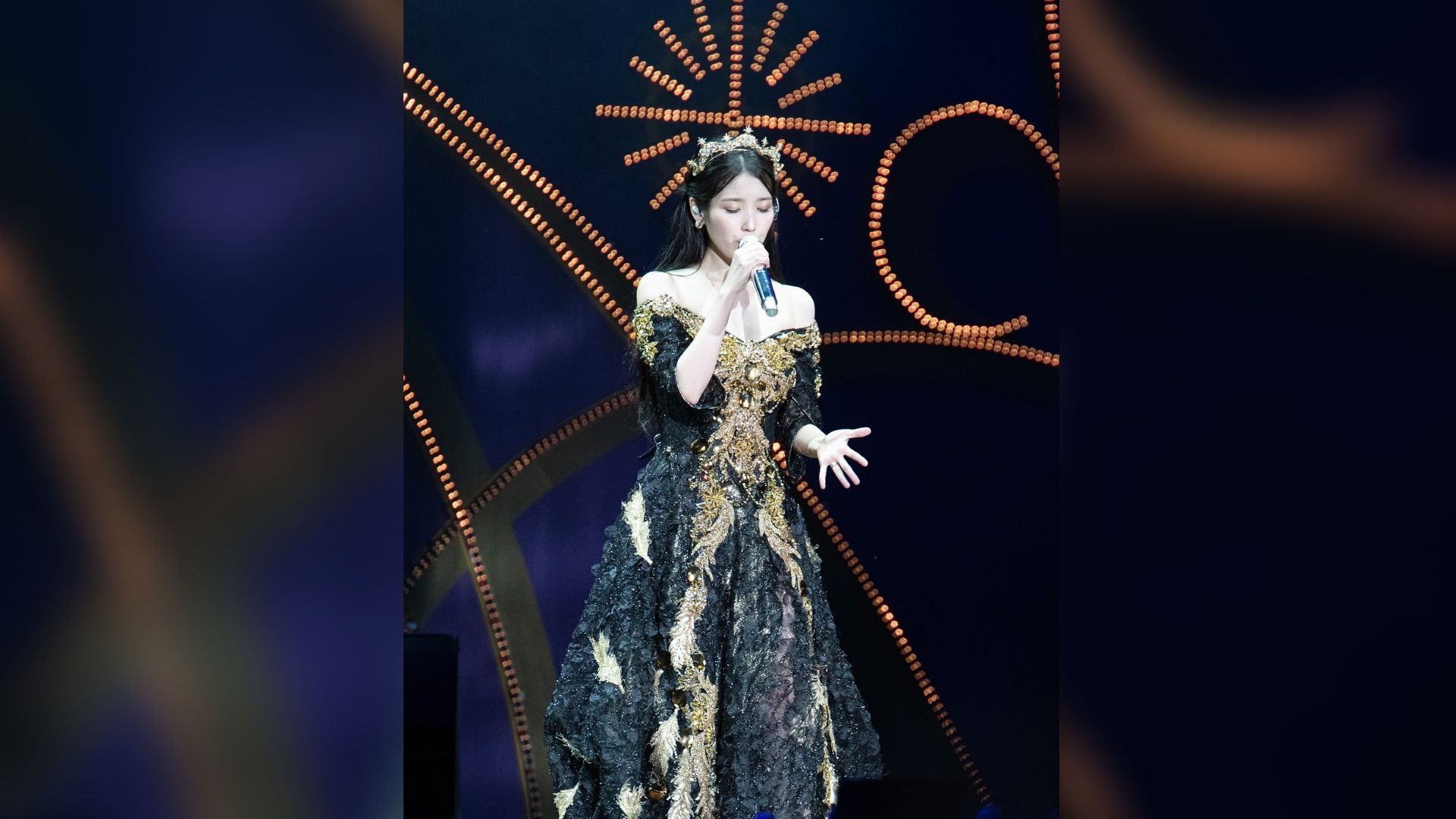 The backdrop making Jieun look godly while singing to her fans in a gorgeous gold encrusted black gown (Image via Twitter/raccon0516)