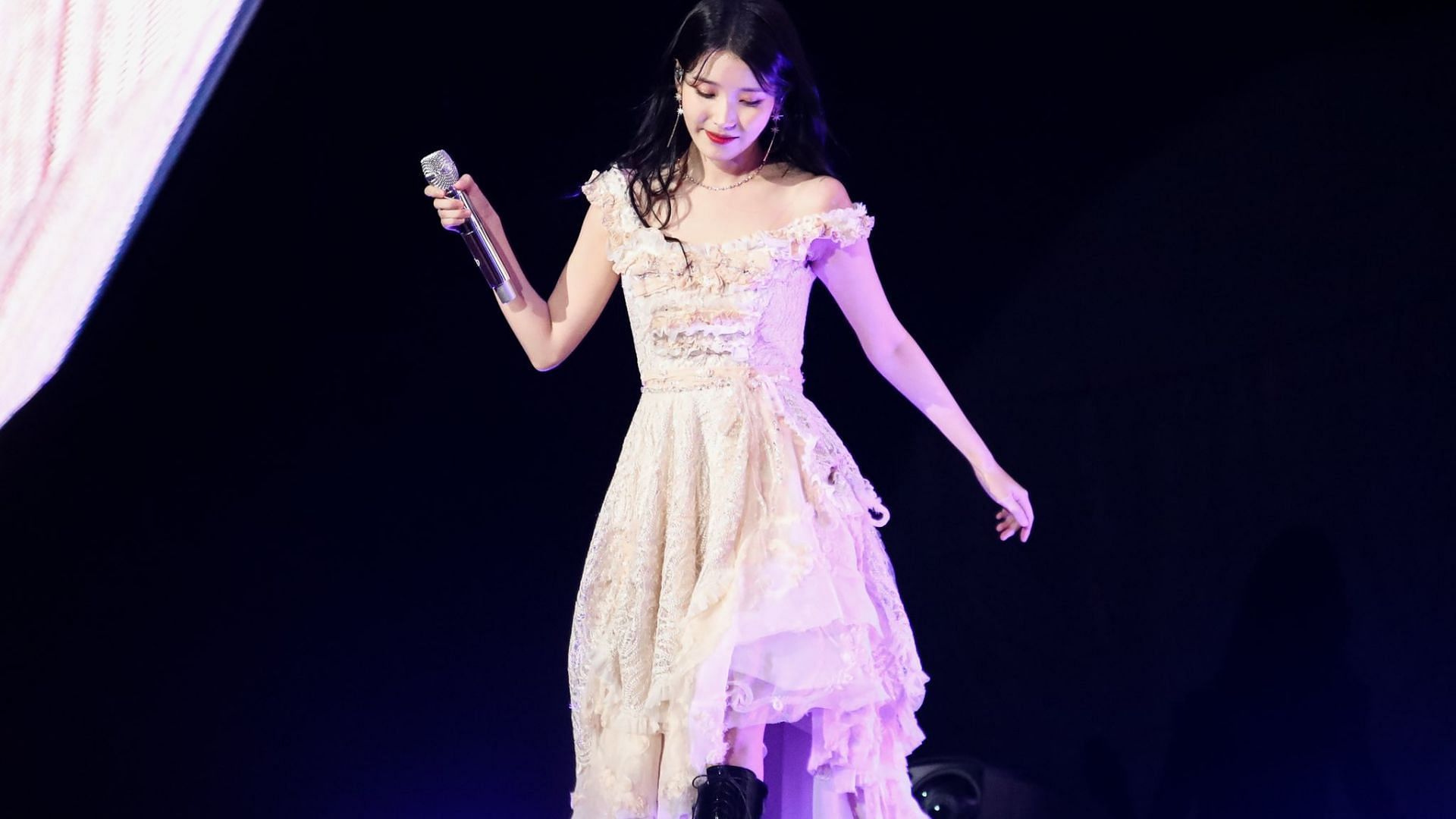 Jieun looking exquisite in her bedazzled off-shoulder peach dress (Image via Twitter/kkobug_IU)