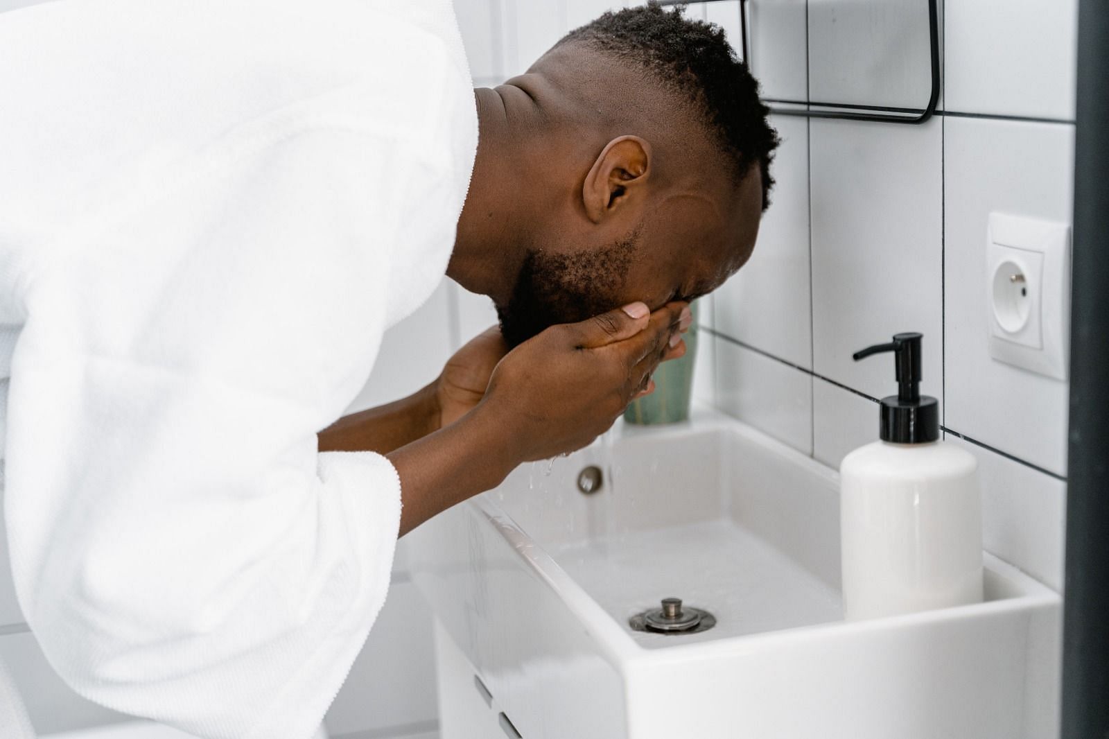 Washing face (Image via Pexels/Tima Miro)