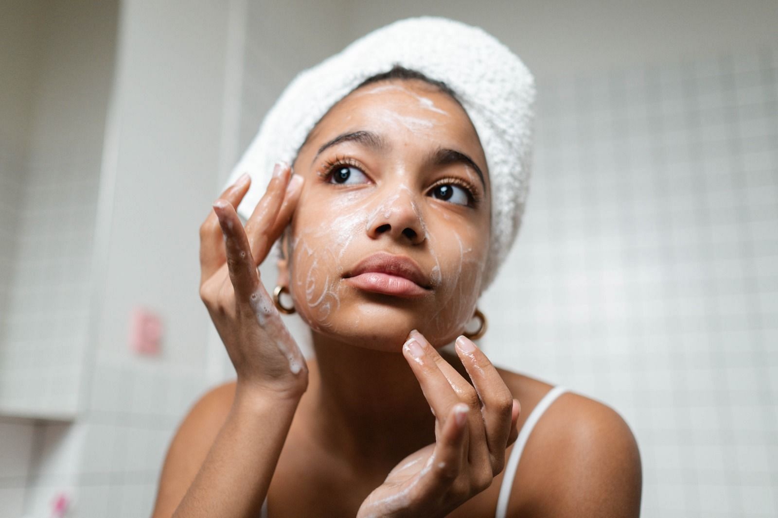 Washing face (Image via Pexels/Ron Lach)