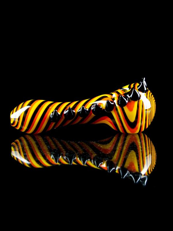 trippy pipe with claw detailing