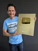 Dr. Dr. Tobias Weigl mit dem Golden Playbutton für 1 Mio Abos