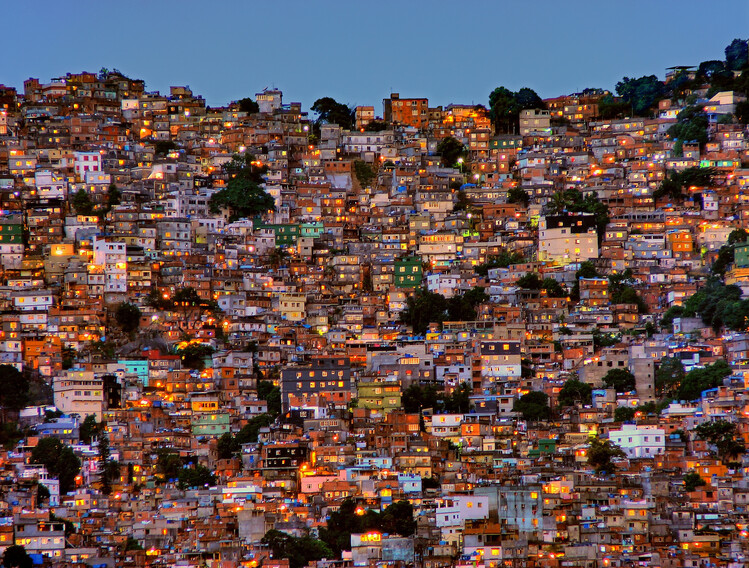 Fotografia Nightfall in the Favela da Rocinha