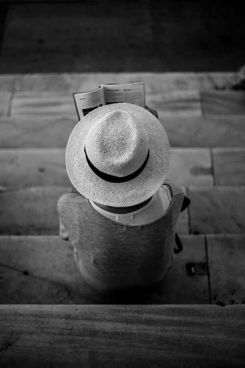 Fotografia Woman reading a book