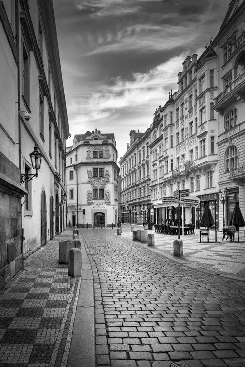 Fotografia Karlova, cozy alley in Prague - Monochrome