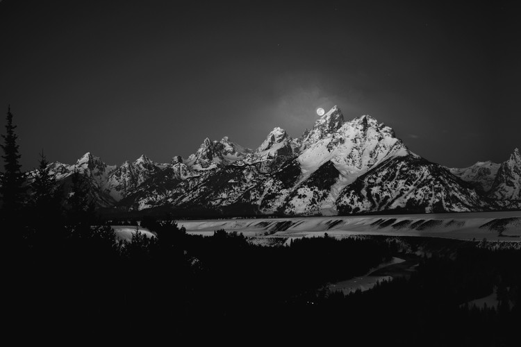 Fotografia Full Moon Sets in the Teton Mountain Range