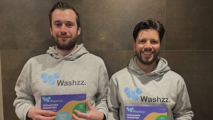 Rik (links) en Danny (rechts) presenteren Washzz., de nieuwe en groenste manier van wassen.