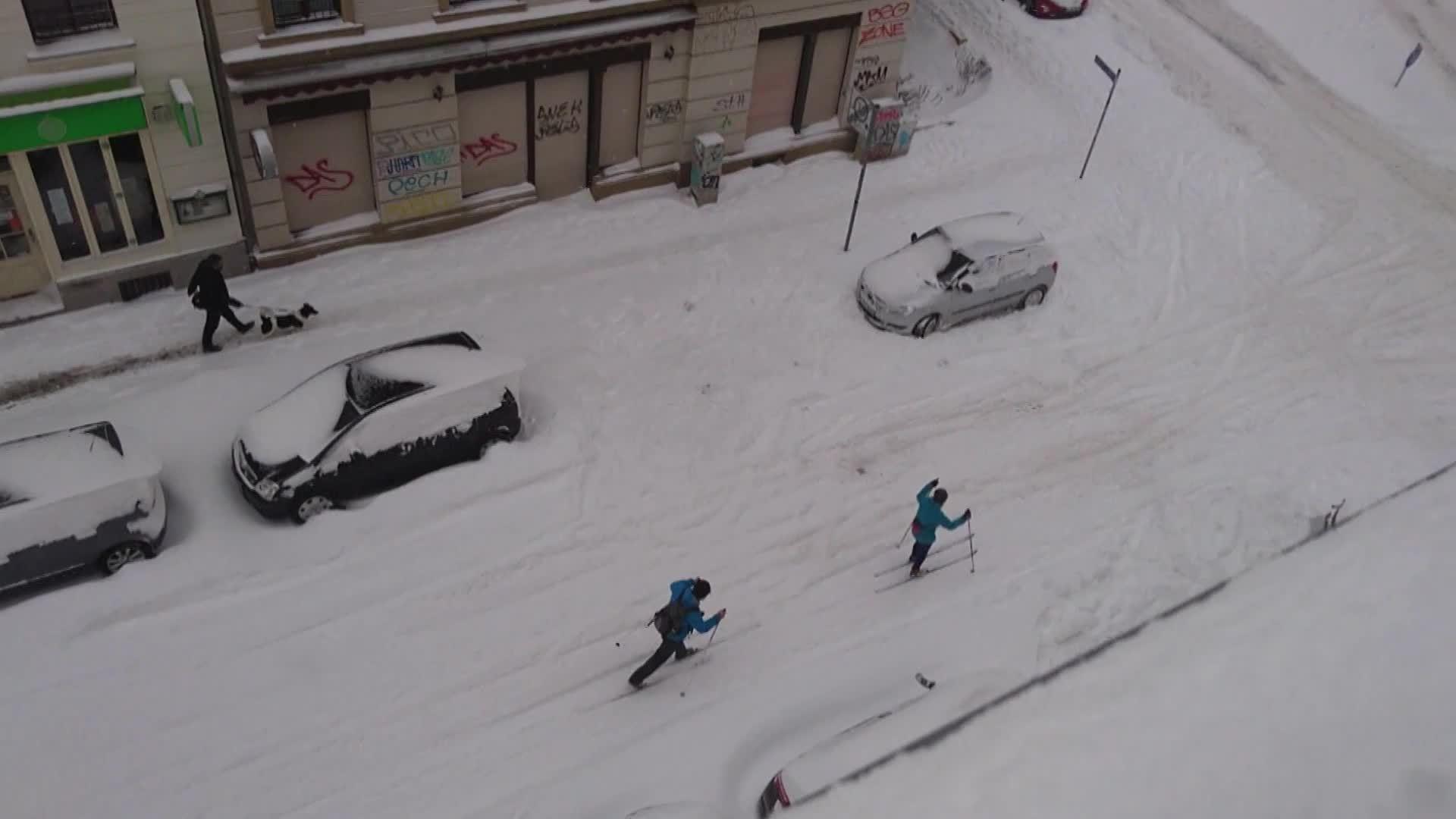 Al Aqsa Mosque Snow - Palestinians Clean The Snow At The Al Aqsa Mosque ...