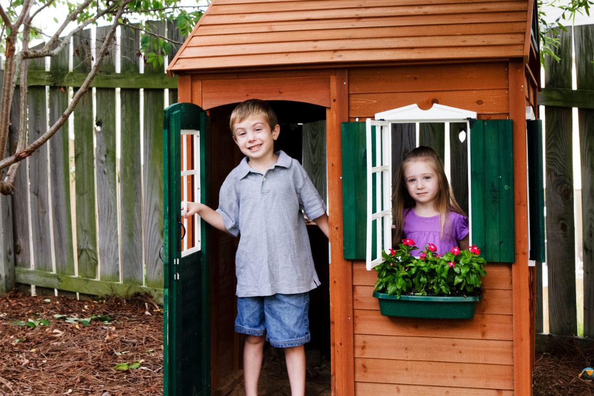 DIY-Playhouse-Ideas-For-Kids-That-Wont-Break-The-Bank