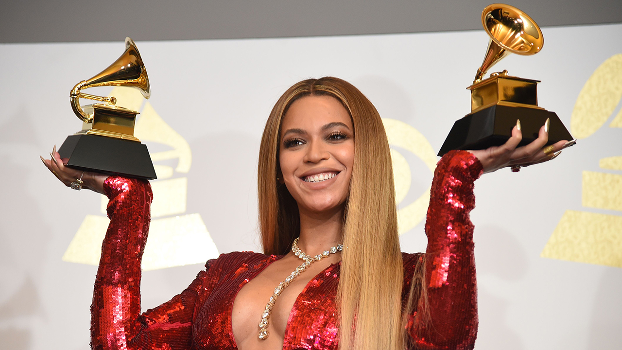 Singer Beyonce poses with her Grammy trophies in the press room during the 59th Annual Grammy music Awards on February 12, 2017, in Los Angeles, California.  / AFP / Robyn BECK