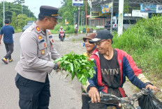 Bagikan Bayam-Kangkung kepada Warga, Bentuk Sinergi-Kepedulian Polsek Prabumulih Timur