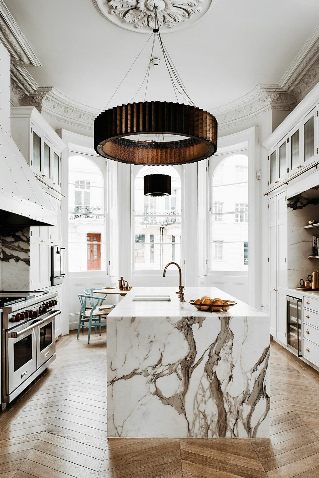 kitchen, waterfall island, marbling, hardwood floor, pendant lighting