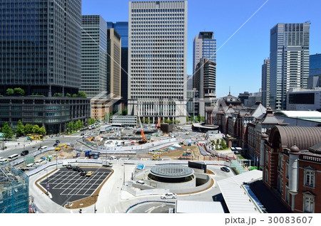 東京駅前のオフィス街 30083607