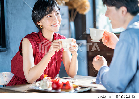 カフェでデートをするカップル 84391345