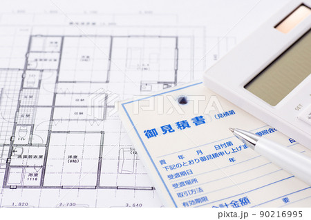 見積書と電卓と住宅図面 90216995
