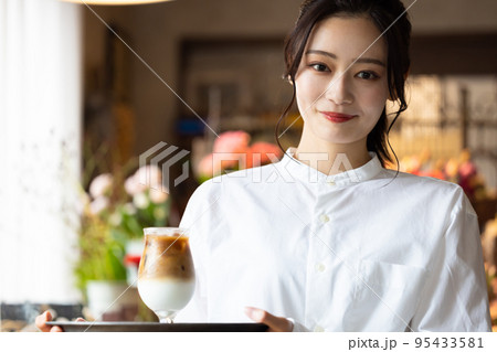 カフェで働くきれいな女性 95433581