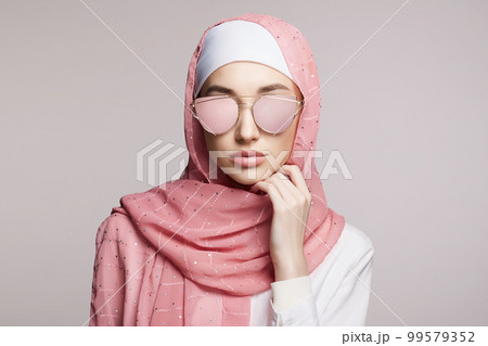 beautiful islamic style young woman. beauty girl in hijab and sunglasses 99579352