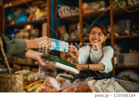 hand customer paying green groceries cash money 110580184