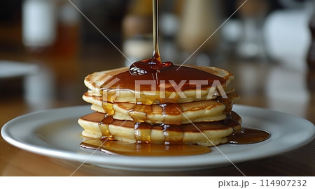 Photo: Pancake stack with syrup pour. 114907232